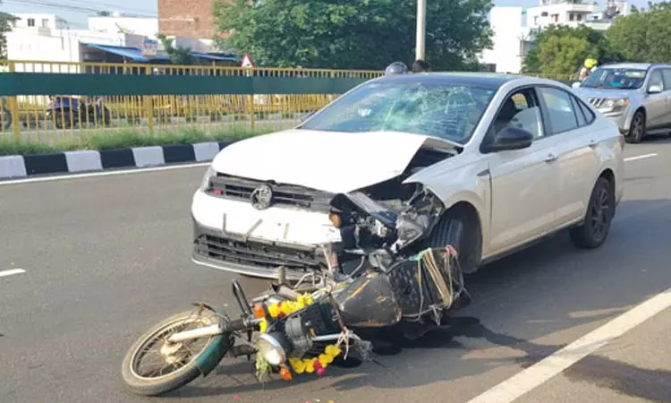 பைக் மீது கார் மோதிய விபத்தில் பெண் உட்பட 2 பேர் பலி