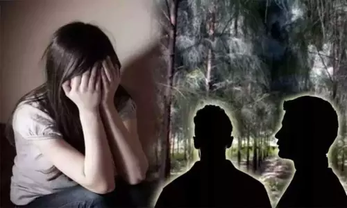 கர்நாடகத்தில் 13 வயது சிறுமி கூட்டு பலாத்காரம் - 2 பேருக்கு போலீஸ் வலைவீச்சு