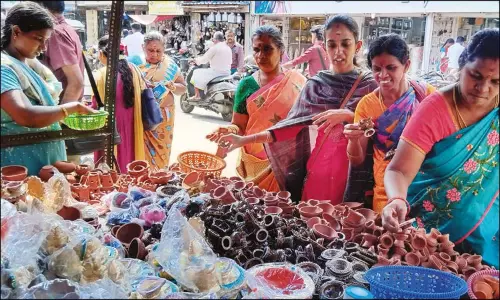 இன்று திருக்கார்த்திகை: நெல்லையில் அகல் விளக்குகள் விற்பனை அமோகம் இன்று திருக்கார்த்திகை: நெல்லையில் அகல் விளக்குகள் விற்பனை அமோகம்