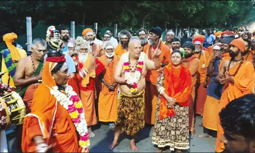 திருவண்ணாமலை தீபத்திருவிழா... அமைதி, மத நல்லிணக்கத்தை வலியுறுத்தி 108 சாதுக்கள் பாதயாத்திரை திருவண்ணாமலை தீபத்திருவிழா... அமைதி, மத நல்லிணக்கத்தை வலியுறுத்தி 108 சாதுக்கள் பாதயாத்திரை