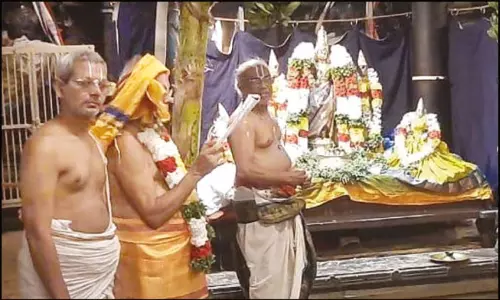 ஸ்ரீவைகுண்டம் கள்ளபிரான் கோவிலில் கைசிக புராணம் வாசிப்பு ஸ்ரீவைகுண்டம் கள்ளபிரான் கோவிலில் கைசிக புராணம் வாசிப்பு