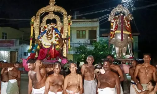 ஆழ்வார்திருநகரி ஆதிநாதர் ஆழ்வார் கோவிலில் கைசிக கருடசேவை ஆழ்வார்திருநகரி ஆதிநாதர் ஆழ்வார் கோவிலில் கைசிக கருடசேவை
