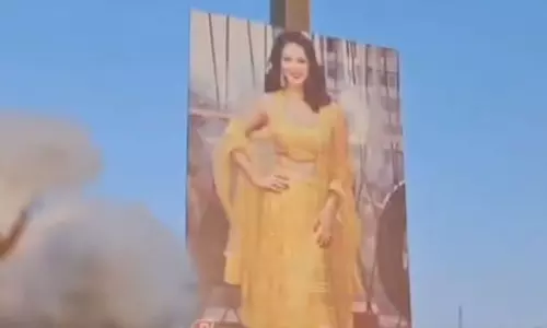 வயலில் சன்னி லியோன் போஸ்டர் வைத்த விவசாயி: ஆர்வத்துடன் ஓடி வந்த ரசிகர்கள்