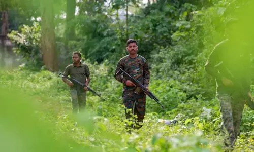 சத்தீஷ்கார் என்கவுன்டர்: 7 நக்சலைட்டுகள் சுட்டுக்கொலை - பாதுகாப்புப்படையினர் 2 பேர் வீர மரணம்