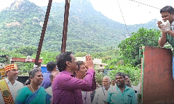 தூய்மை பணியாளர்களுக்கு நன்றி தெரிவித்த கலெக்டர்