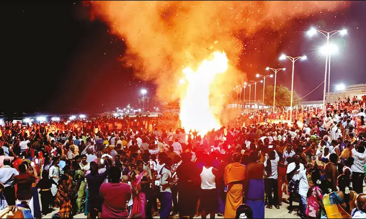 கார்த்திகை தீபத்திருவிழா: திருச்செந்தூர் கடற்கரையில் சொக்கப்பனை கொளுத்தப்பட்டது