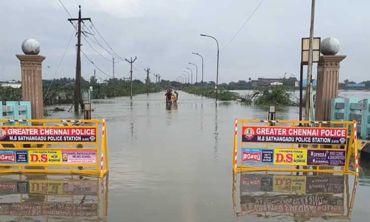 புழல் ஏரியில் தண்ணீர் திறப்பு - தரைப்பாலம் மூழ்கியதால் போக்குவரத்து பாதிப்பு
