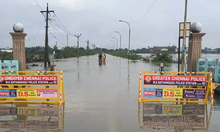 புழல் ஏரியில் தண்ணீர் திறப்பு - தரைப்பாலம் மூழ்கியதால் போக்குவரத்து பாதிப்பு புழல் ஏரியில் தண்ணீர் திறப்பு - தரைப்பாலம் மூழ்கியதால் போக்குவரத்து பாதிப்பு