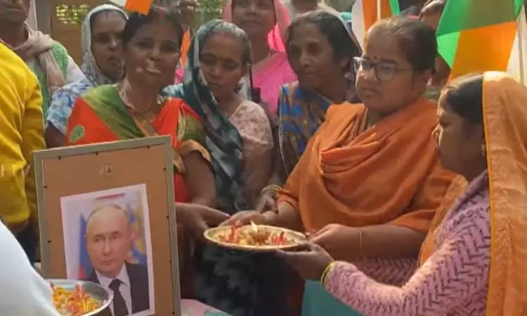 உத்தர பிரதேசம்: ரஷிய அதிபர் புதினின் படத்திற்கு ஆரத்தி எடுத்து வாழ்த்திய பெண்கள் உத்தர பிரதேசம்: ரஷிய அதிபர் புதினின் படத்திற்கு ஆரத்தி எடுத்து வாழ்த்திய பெண்கள்