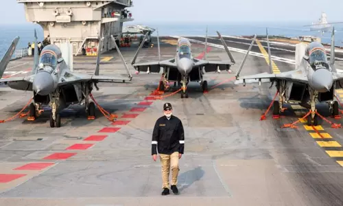 கடலோரங்களையும், கடல் வர்த்தக நலன்களையும் பாதுகாத்து வரும் கடற்படைக்கு வாழ்த்துகள் - பிரதமர் மோடி