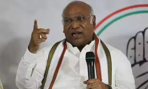 ‘ரூபாய் மதிப்பு வீழ்ச்சி நாட்டின் உண்மையான பொருளாதார நிலையை காட்டுகிறது’ - மல்லிகார்ஜுன கார்கே விமர்சனம்