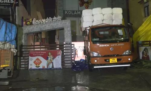 டிட்வா புயல் பாதிப்பு: தமிழகத்தில் இருந்து இலங்கைக்கு அனுப்பப்பட்ட துணிகள்