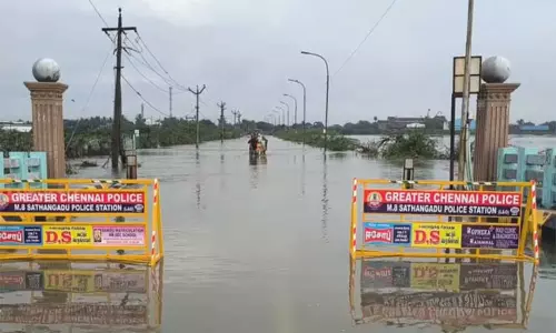 புழல் ஏரியில் தண்ணீர் திறப்பு - தரைப்பாலம் மூழ்கியதால் போக்குவரத்து பாதிப்பு