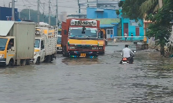 ரெட்டேரியில் இருந்து வெளியேறும் உபரி நீரால் தேங்கியுள்ள தண்ணீர்