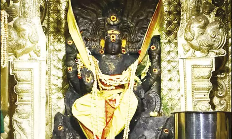 ஸ்ரீகாளஹஸ்தி சிவன் கோவிலில் குரு தட்சிணாமூர்த்திக்கு சிறப்பு அபிஷேகம் ஸ்ரீகாளஹஸ்தி சிவன் கோவிலில் குரு தட்சிணாமூர்த்திக்கு சிறப்பு அபிஷேகம்