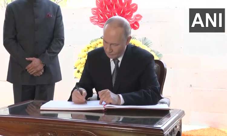 மகாத்மா காந்தி நினைவிடத்திற்கு சென்ற புதின்: பார்வையாளர் பதிவேட்டில் எழுதியது என்ன?