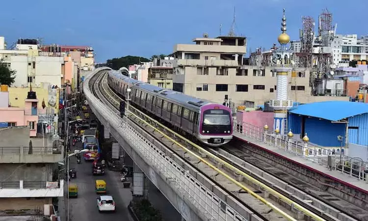 பெங்களூருவில் மெட்ரோ ரெயில் முன் பாய்ந்து வாலிபர் தற்கொலை - போக்குவரத்து தற்காலிக நிறுத்தம்