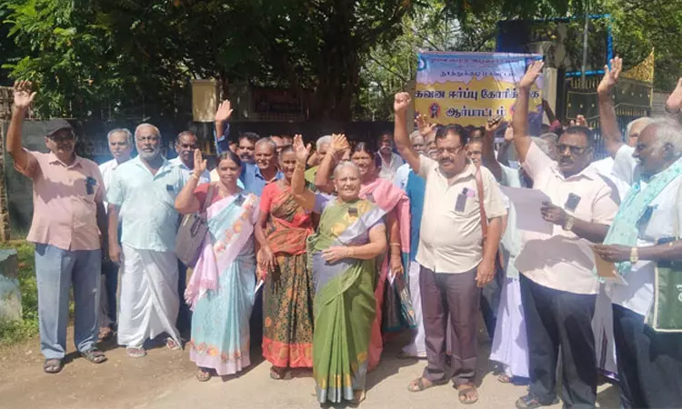 மத்திய அரசுக்கு இணையான ஓய்வூதியம் நிர்ணயம் செய்ய வலியுறுத்தி ஆர்ப்பாட்டம்