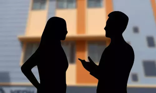 காதலனுடன் ஏற்பட்ட தகராறில் விடுதியின் 4-வது மாடியில் இருந்து குதித்த இளம்பெண்