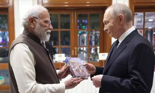 புதினுக்கு பகவத் கீதையை பரிசளித்த பிரதமர் மோடி