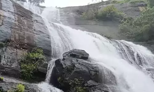 குற்றாலம் மெயின் அருவியில் சுற்றுலா பயணிகள் குளிக்க தடை குற்றாலம் மெயின் அருவியில் சுற்றுலா பயணிகள் குளிக்க தடை