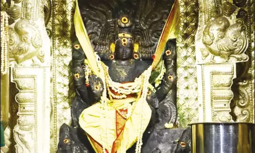 ஸ்ரீகாளஹஸ்தி சிவன் கோவிலில் குரு தட்சிணாமூர்த்திக்கு சிறப்பு அபிஷேகம்