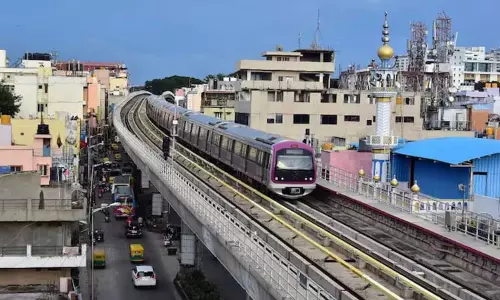 பெங்களூருவில் மெட்ரோ ரெயில் முன் பாய்ந்து வாலிபர் தற்கொலை - போக்குவரத்து தற்காலிக நிறுத்தம்