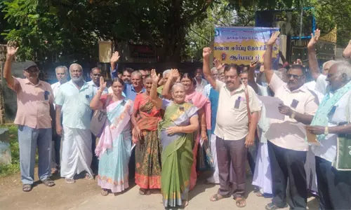 மத்திய அரசுக்கு இணையான ஓய்வூதியம் நிர்ணயம் செய்ய வலியுறுத்தி ஆர்ப்பாட்டம்