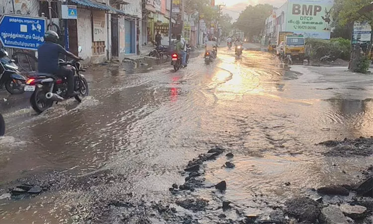 தூத்துக்குடியில் குழாய் உடைந்து பிரதான சாலையில் ஆறாக ஓடிய குடிநீர்