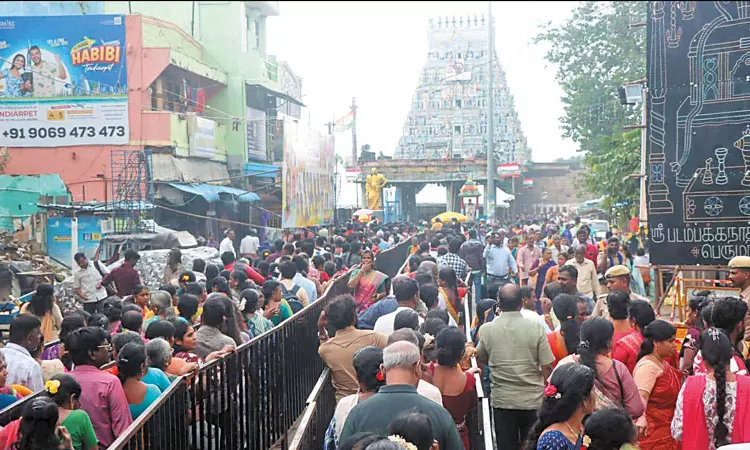 ஆதிபுரீஸ்வரர் கவசம் திறப்பு: விடிய விடிய காத்திருந்து பக்தர்கள் சாமி தரிசனம் - இன்று மாலை நிறைவடைகிறது ஆதிபுரீஸ்வரர் கவசம் திறப்பு: விடிய விடிய காத்திருந்து பக்தர்கள் சாமி தரிசனம் - இன்று மாலை நிறைவடைகிறது