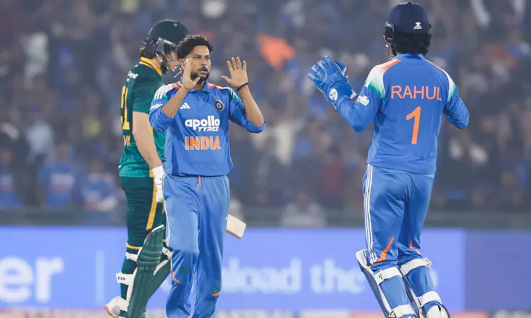 கடைசி ஒருநாள் போட்டி: டாஸ் வென்ற இந்தியா பந்துவீச்சு தேர்வு கடைசி ஒருநாள் போட்டி: டாஸ் வென்ற இந்தியா பந்துவீச்சு தேர்வு