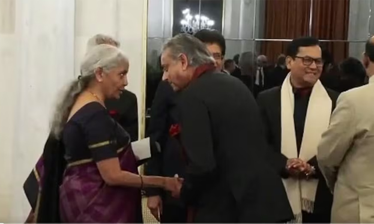 ரஷிய அதிபர் புதின் விருந்தில் பங்கேற்பு; சசிதரூருக்கு காங்கிரஸ் கண்டனம்