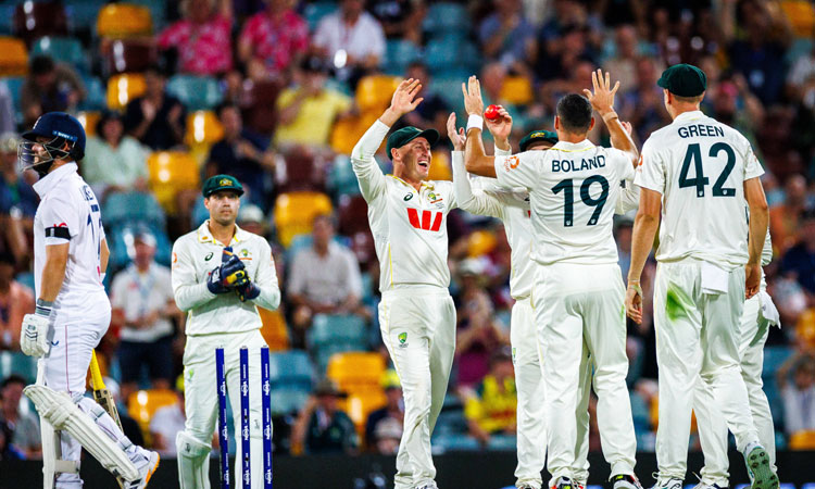 ஆஷஸ் 2-வது டெஸ்ட்: இங்கிலாந்து தடுமாற்றம்.. வெற்றியை நோக்கி ஆஸ்திரேலியா
