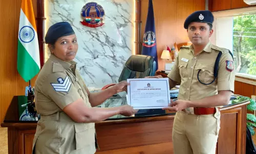 கஞ்சா, கத்தி வைத்திருந்த வாலிபரை துரத்தி பிடித்த போலீசாருக்கு எஸ்.பி. ஆல்பர்ட் ஜான் பாராட்டு