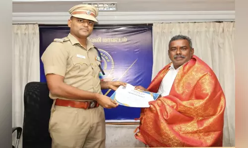 நெல்லையில் கீழே கிடந்த ரூ.2.50 லட்சத்தை போலீசிடம் ஒப்படைத்தவருக்கு எஸ்.பி. சிலம்பரசன் பாராட்டு