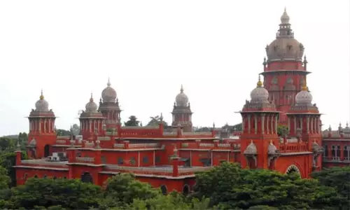 சாலைகளில் குழந்தைகளை வைத்து பிச்சை எடுக்கும் பெண்கள் குறித்து விசாரணை - ஐகோர்ட்டு உத்தரவு