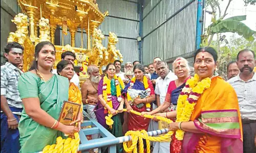 ஏகாம்பரநாதர் கோவில் தங்கத்தேர் வெள்ளோட்ட பணிகள்: முதல்-அமைச்சரின் மனைவி துர்கா ஸ்டாலின் தொடங்கி வைத்தார் ஏகாம்பரநாதர் கோவில் தங்கத்தேர் வெள்ளோட்ட பணிகள்: முதல்-அமைச்சரின் மனைவி துர்கா ஸ்டாலின் தொடங்கி வைத்தார்