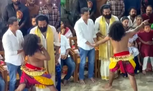 நீ அழ வேண்டாம்..நான் இருக்கிறேன்! ரிஷப் ஷெட்டிக்கு ஆசிர்வாதம் வழங்கிய பஞ்சுருளி நீ அழ வேண்டாம்..நான் இருக்கிறேன்! ரிஷப் ஷெட்டிக்கு ஆசிர்வாதம் வழங்கிய பஞ்சுருளி