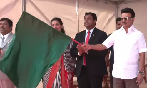 இலங்கை மக்களுக்கு 950 டன் நிவாரண பொருட்கள்: மு.க.ஸ்டாலின் அனுப்பி வைத்தார் இலங்கை மக்களுக்கு 950 டன் நிவாரண பொருட்கள்: மு.க.ஸ்டாலின் அனுப்பி வைத்தார்