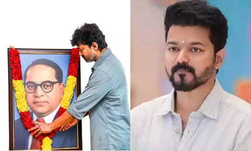 அம்பேத்கர் திருவுருவப் படத்திற்கு தவெக தலைவர் விஜய் மலர்தூவி மரியாதை அம்பேத்கர் திருவுருவப் படத்திற்கு தவெக தலைவர் விஜய் மலர்தூவி மரியாதை