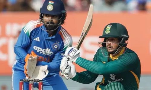 இந்தியாவுக்கு எதிரான 3-வது ஒருநாள் போட்டி: டி காக் அதிரடி சதம் இந்தியாவுக்கு எதிரான 3-வது ஒருநாள் போட்டி: டி காக் அதிரடி சதம்