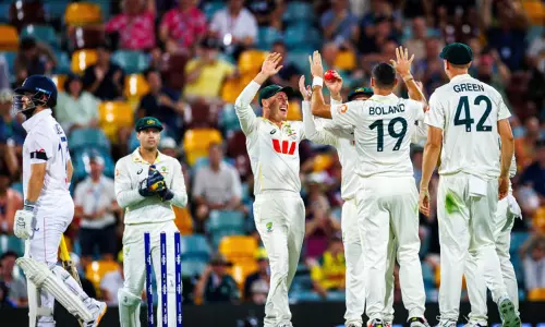 ஆஷஸ் 2-வது டெஸ்ட்: இங்கிலாந்து தடுமாற்றம்.. வெற்றியை நோக்கி ஆஸ்திரேலியா