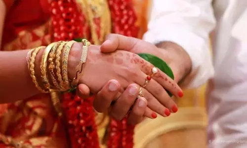 முதலிரவு குறித்து பதற்றம்... பல்பு வாங்கி வருவதாக கூறி வீட்டை விட்டு ஓடிய புதுமாப்பிள்ளை முதலிரவு குறித்து பதற்றம்... பல்பு வாங்கி வருவதாக கூறி வீட்டை விட்டு ஓடிய புதுமாப்பிள்ளை