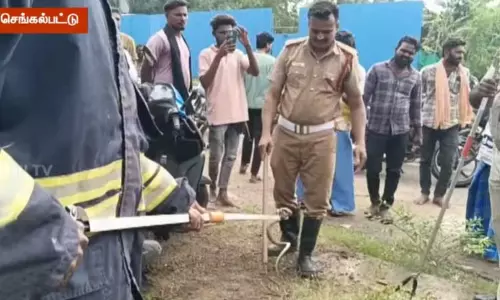 இருசக்கர வாகனத்திற்குள் பதுங்கியிருந்த நல்ல பாம்பு - 5 மணி நேரம் போராடி மீட்ட தீயணைப்பு வீரர்கள்