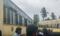 தனியார் பேருந்து - அரசு பேருந்து நேருக்கு நேர் மோதி விபத்து தனியார் பேருந்து - அரசு பேருந்து நேருக்கு நேர் மோதி விபத்து