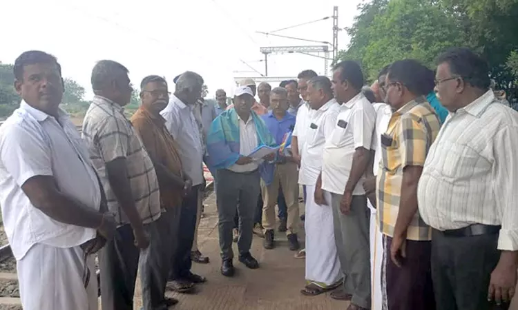 செய்துங்கநல்லூரில் பாலக்காடு எக்ஸ்பிரஸ் ரெயில் நின்று செல்ல நடவடிக்கை: பொதுமக்கள் கோரிக்கை செய்துங்கநல்லூரில் பாலக்காடு எக்ஸ்பிரஸ் ரெயில் நின்று செல்ல நடவடிக்கை: பொதுமக்கள் கோரிக்கை