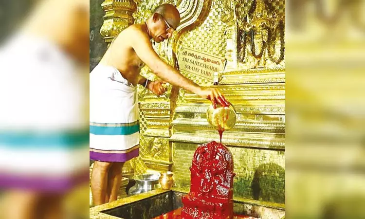 ஸ்ரீகாளஹஸ்தி சிவன் கோவிலில் சனீஸ்வரருக்கு சிறப்பு அபிஷேகம் ஸ்ரீகாளஹஸ்தி சிவன் கோவிலில் சனீஸ்வரருக்கு சிறப்பு அபிஷேகம்