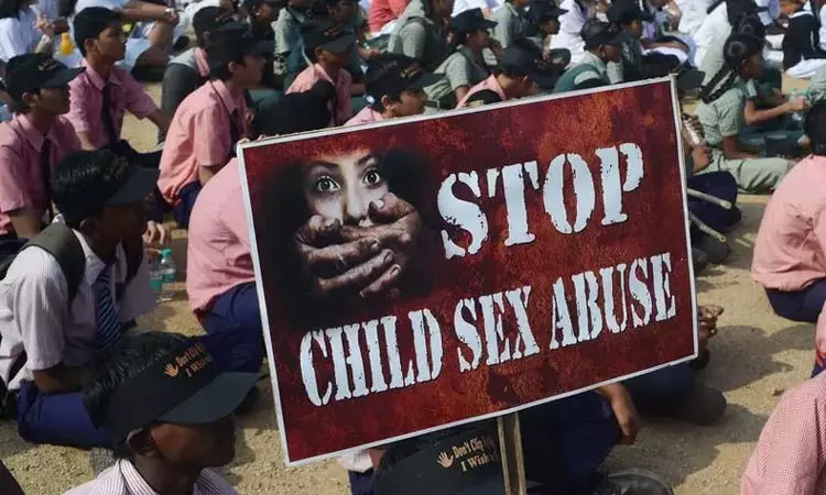 உத்தரபிரதேசம்: 13 வயது சிறுமி பாலியல் வன்கொடுமை - அதிர்ச்சி சம்பவம் உத்தரபிரதேசம்: 13 வயது சிறுமி பாலியல் வன்கொடுமை - அதிர்ச்சி சம்பவம்