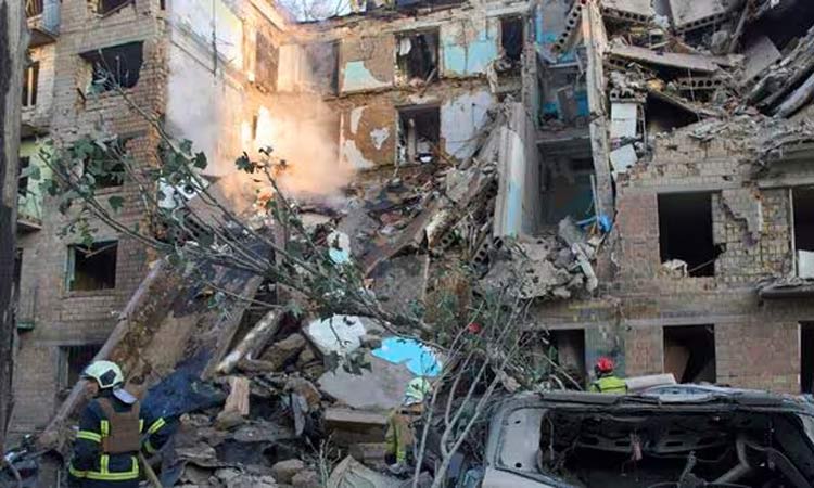 உக்ரைன் மீது ரஷியா ஏவுகணை தாக்குதல் - 8 பேர் காயம்