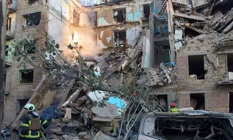 உக்ரைன் மீது ரஷியா ஏவுகணை தாக்குதல் - 8 பேர் காயம் உக்ரைன் மீது ரஷியா ஏவுகணை தாக்குதல் - 8 பேர் காயம்